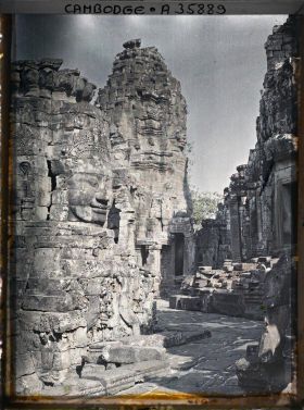 Image représentant Quelques-unes des nombreuses tours à quatre visages, sur la terrasse supérieure du Bayon