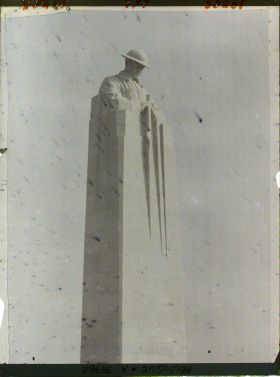 Image représentant Belgique, St Julien, Détail du monument; Sommet
