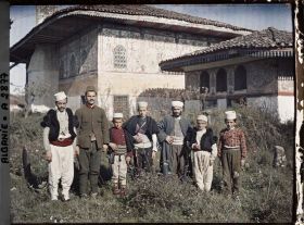 Image représentant Le hodja, un gendarme et petits albanais dans le cimetière