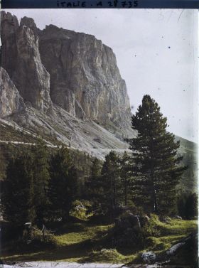 Image représentant La chaine de la Sella (Groupo di Sella ou Sellagruppe) depuis le col du Grödner (Grödner Joch ou passo Gardena)