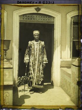 Image représentant Portrait de monsieur Laurent Gayet en costume de chef dahoméen à Gbejehoun ?