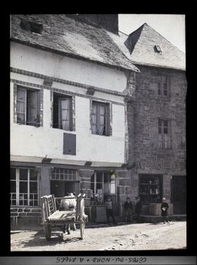 Image représentant A gauche, la maison natale d'Ernest Renan, rue Ernest Renan