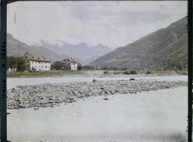 Image représentant La rivière et la vallée d'Isarco (Eisack). A droite et au fond, le massif du Catinaccio (Rosengarten). A gauche, l'élévation menant au plateau de Renon (Ritten)