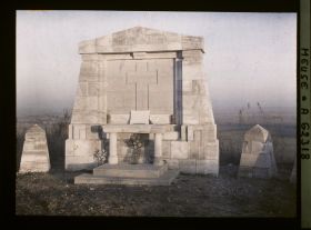 Image représentant Meuse, Les Eparges, Le monument surplombant les Hauts de la Meuse