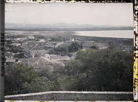 Image représentant Panorama d'un quartier moderne de la ville, la plaine littorale marécageuse et le golfe de Durazzo