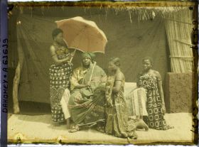 Image représentant Portrait du chef  https://musee-albert-kahn.s-museum.fr/home/NWQ2OTAwYzNmYjZlZTk1ZWQwODJmMjY4L2dlbmVyaWMtbm90aWNlLXRhYi9hdXRob3JpdHkvNjE3YTc5ZjVjZjhiODk2OGIzMzM3ZDIx/5d6900c3fb6ee95ed082f268/generic-notice-tab/authority/617a79eacf8b8968b3336557 Justin Aho entouré de ses femmes