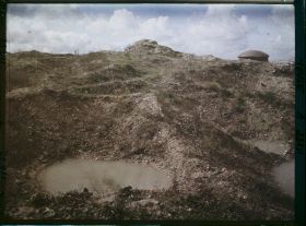 Image représentant France, Verdun, Fort du Douaumont Vue prise sur le fort  aspect du sommet du fort