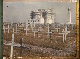 Image représentant France, N.D de Lorette, Le Cimetière, Abside Chapelle et Mt aux Morts (autre aspect)