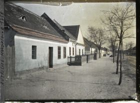 Image représentant Autriche Hongrie, Environs Lundenbourg, Petites maisons basses d'un village des environs de Lundenburg