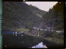 Image représentant Trois femmes dans une barque sur un lac, entre Stalheim et Opheim