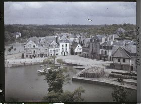 Image représentant Le port de Saint-Goustan et la place Saint-Sauveur ; au loin, l'église de Pluneret
