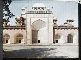 Image représentant le grand iwan central, encadré d'iwans plus petits, de la façade du mausolée de l'empereur moghol Akbar