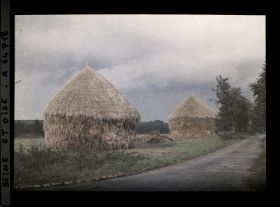 Image représentant Ile de France, Maffliers, Deux meules de blé éclairées à travers un nuage après orage