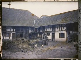 Image représentant France Alsace, Strasbourg, Langolsheim : un type de grande ferme rurale de la Campagne Strasbourgeoise : la Cour de la même ferme