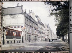 Image représentant L'avenue des Champs-Elysées décorée pour le 14 juillet, au niveau du numéro 25 (actuel hôtel de la Païva)