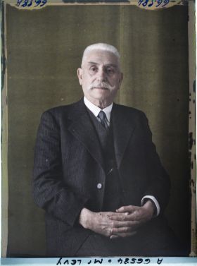Image représentant https://musee-albert-kahn.s-museum.fr/home/NWQ2OTAwYzNmYjZlZTk1ZWQwODJmMjY4L2dlbmVyaWMtbm90aWNlLXRhYi9hdXRob3JpdHkvNjE3YTc5ZjVjZjhiODk2OGIzMzM3ZDIx/5d6900c3fb6ee95ed082f268/generic-notice-tab/authority/617a79ebcf8b8968b3337276 Monsieur Lévy