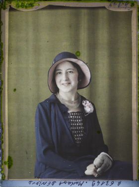 Image représentant https://musee-albert-kahn.s-museum.fr/home/NWQ2OTAwYzNmYjZlZTk1ZWQwODJmMjY4L2dlbmVyaWMtbm90aWNlLXRhYi9hdXRob3JpdHkvNjE3YTc5ZjVjZjhiODk2OGIzMzM3ZDIx/5d6900c3fb6ee95ed082f268/generic-notice-tab/authority/617a79ebcf8b8968b3336bb5 Madame Denioud