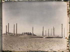 Image représentant Vestiges de l'Apadana (Hall d'audience de Darius 1er, fin du VIe siècle avant J.-C.). Au fond, le palais de Darius