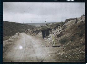 Image représentant France, Haudremont Carrières, Sur la route de Douaumont (au fond, la cote du Poivre)