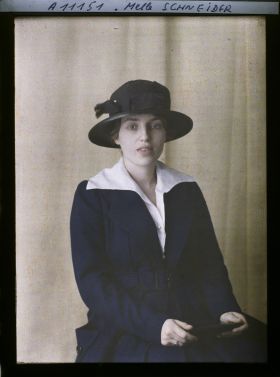 Image représentant https://musee-albert-kahn.s-museum.fr/home/NWQ2OTAwYzNmYjZlZTk1ZWQwODJmMjY4L2dlbmVyaWMtbm90aWNlLXRhYi9hdXRob3JpdHkvNjE3YTc5ZjVjZjhiODk2OGIzMzM3ZDIx/5d6900c3fb6ee95ed082f268/generic-notice-tab/authority/617a79ebcf8b8968b33377c0 Mademoiselle Schneider