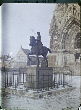 Image représentant La statue de Jeanne d'Arc et la cathédrale, place du cardinal Luçon