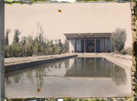 Image représentant Le Chehel Sotoun (pavillon des quarante colonnes) (1647), côté bassin