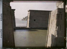 Image représentant Vue à travers les pylônes du temple d'Isis