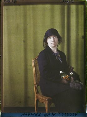 Image représentant https://musee-albert-kahn.s-museum.fr/home/NWQ2OTAwYzNmYjZlZTk1ZWQwODJmMjY4L2dlbmVyaWMtbm90aWNlLXRhYi9hdXRob3JpdHkvNjE3YTc5ZjVjZjhiODk2OGIzMzM3ZDIx/5d6900c3fb6ee95ed082f268/generic-notice-tab/authority/617a79ebcf8b8968b3336fb4 Mademoiselle Jambon