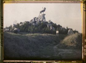 Image représentant Somme, Beaumont-Hamel, Le Carigou, monument élevé à la mémoire des Terre-Neuviens (ce monumt est constitué de Rochers et de plantes ramenés de Terre-Neuve)