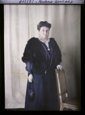 Image représentant https://musee-albert-kahn.s-museum.fr/home/NWQ2OTAwYzNmYjZlZTk1ZWQwODJmMjY4L2dlbmVyaWMtbm90aWNlLXRhYi9waHlzaWNhbE11c2V1bUl0ZW0vNjE3YTdhNDdjZjhiODk2OGIzMzhhYjA2/5d6900c3fb6ee95ed082f268/generic-notice-tab/physicalMuseumItem/617a7a44cf8b8968b3381ea0 Madame Gontard