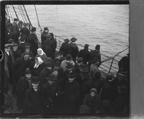 Image représentant Emigrants, probablement originaires d'Europe orientale, installés sur l'entrepont dans l'attente du débarquement à New-York