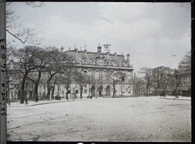 Image représentant La mairie du XIIIe arrondissement avec une sirène sur la toiture, place d'Italie