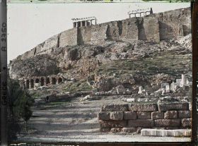 Image représentant A gauche, extrémité du portique d'Eumene qui aboutit à droite du Théâtre de Dyonisos, sous l'Acropole