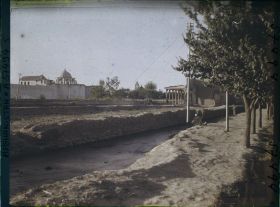 Image représentant Vue vers l'Arg (la citadelle) abritant le Palais royal. Au premier plan, canal