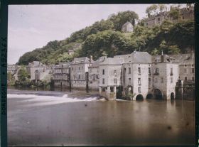 Image représentant France, Terrasson, Les bords de la Vézère près du Pont Vieux