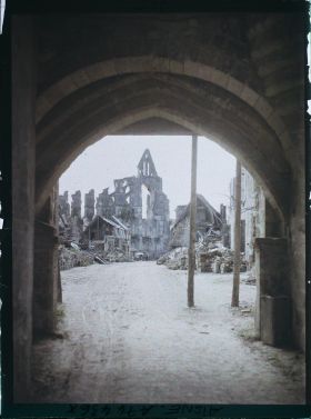 Image représentant Ruines de l'abbaye vues depuis la porte de la ville