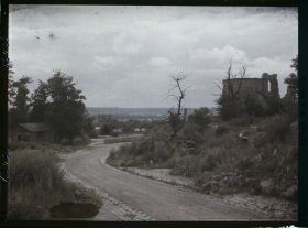 Image représentant France, Folembray, La route près de l'Eglise