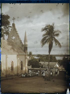 Image représentant L'église de la mission catholique, vue prise en direction de la lagune
