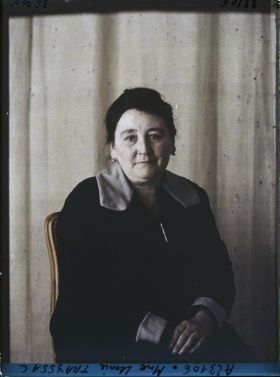 Image représentant https://musee-albert-kahn.s-museum.fr/home/NWQ2OTAwYzNmYjZlZTk1ZWQwODJmMjY4L2dlbmVyaWMtbm90aWNlLXRhYi9hdXRob3JpdHkvNjE3YTc5ZjVjZjhiODk2OGIzMzM3ZDIx/5d6900c3fb6ee95ed082f268/generic-notice-tab/authority/617a79ebcf8b8968b33378d3 Madame Léonie Trayssac