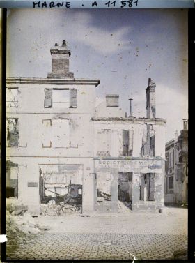 Image représentant Ruines à l'angle de la rue des Trois Raisinets et de la rue de l'Isle