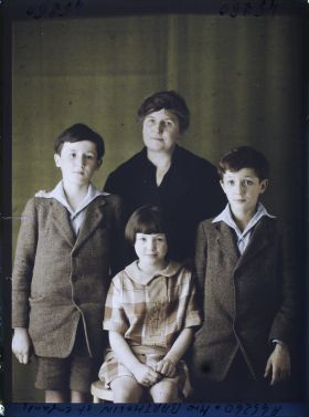 Image représentant https://musee-albert-kahn.s-museum.fr/home/NWQ2OTAwYzNmYjZlZTk1ZWQwODJmMjY4L2dlbmVyaWMtbm90aWNlLXRhYi9hdXRob3JpdHkvNjE3YTc5ZjVjZjhiODk2OGIzMzM3ZDIx/5d6900c3fb6ee95ed082f268/generic-notice-tab/authority/617a79ebcf8b8968b33367f6 Madame Bartholin et ses enfants