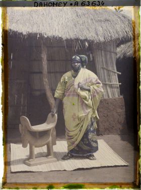 Image représentant Portrait du chef  https://musee-albert-kahn.s-museum.fr/home/NWQ2OTAwYzNmYjZlZTk1ZWQwODJmMjY4L2dlbmVyaWMtbm90aWNlLXRhYi9hdXRob3JpdHkvNjE3YTc5ZjVjZjhiODk2OGIzMzM3ZDIx/5d6900c3fb6ee95ed082f268/generic-notice-tab/authority/617a79eacf8b8968b3336557 Justin Aho , neveu de Béhanzin