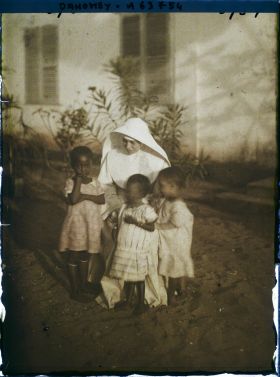 Image représentant La Mère supérieure de la mission catholique et trois petits enfants