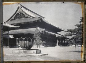Image représentant Temple Higashi-Hongan-ji : temizuya (fontaine pour les ablutions) devant le Goei-dô (Salle du Fondateur)