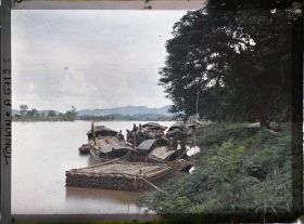 Image représentant Des sampans ancrés au bord de la rivière Claire