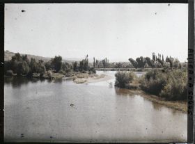 Image représentant L'Allier, vue prise du pont vers l'amont, au fond les collines d'Abrest