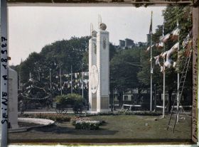 Image représentant Pylônes décoratifs et canons exposés sur le rond-point des Champs-Elysées pour les fêtes de la Victoire des 13 et 14 juillet (actuel rond-point Marcel-Dassault)