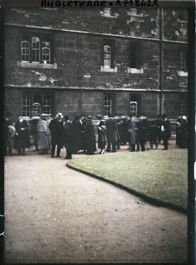 Image représentant Réception de  https://musee-albert-kahn.s-museum.fr/home/NWQ2OTAwYzNmYjZlZTk1ZWQwODJmMjY4L2dlbmVyaWMtbm90aWNlLXRhYi9hdXRob3JpdHkvNjE3YTc5ZjVjZjhiODk2OGIzMzM3ZDIx/5d6900c3fb6ee95ed082f268/generic-notice-tab/authority/617a79ebcf8b8968b3336643 Paul Appell dans une université