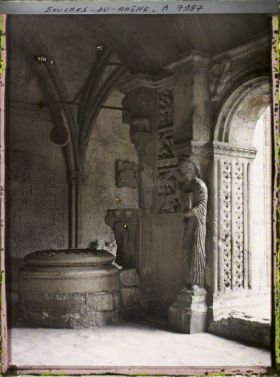 Image représentant Le puits du cloître, église Saint-Trophime