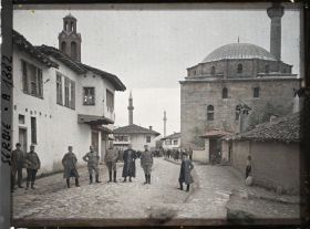 Image représentant Les trois minarets et les officiers [serbes]